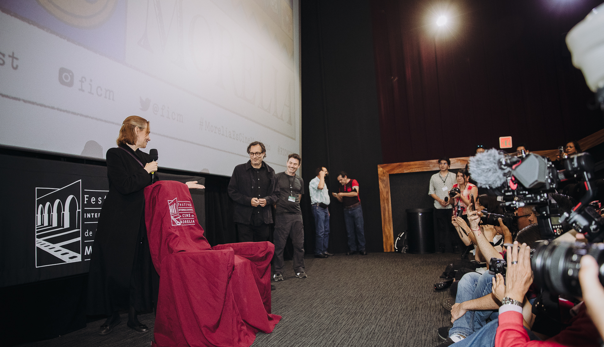 Carlos Carrera Devel Su Butaca Durante La Presentaci N De Su Documental Pasitos A La Fama